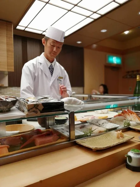 Genç aşçılar tezgaha bakarak aşçılık yapıyor.