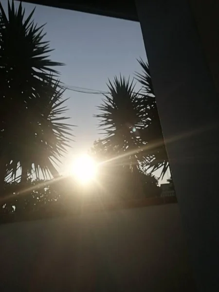Die Sonnenstrahlen Und Ein Schöner Himmel — Stockfoto