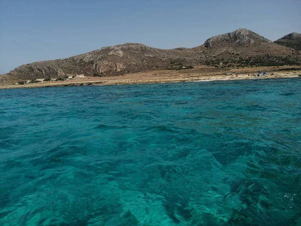 Güzel kayalık deniz kıyıları.