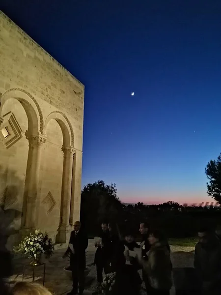 İtalya 'nın güneyindeki bir kilisenin gece manzarası