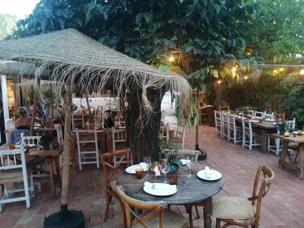 Sandalyeleri ve masaları olan güzel bir düğün masası.