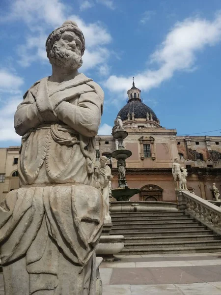 Palermo 'daki güzel bir tarihi anıtın manzarası