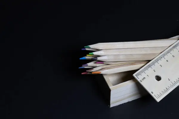 Renkli kalemler kutudan fırlıyor.