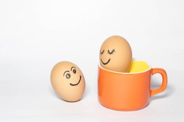 Sevgililer günü kavramı ve yumurtalar birbirine sevgiyle bakan bir çifte benzer.