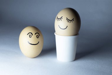 Sevgililer günü kavramı ve yumurtalar birbirine sevgiyle bakan bir çifte benzer.