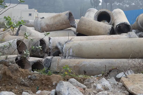 Kırık beton boru - inşaat atığı
