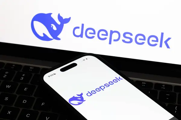 Deepseek, bir cep telefonunda ve laptop ekranında