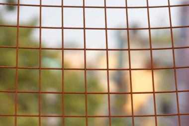 Kare şekilli paslı demir levha deseni yerleşim alanı arka planı yakın çekim.