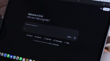 Gork 3, üretken bir ai, yapay zeka olduğunu duyurdu. Teknik adam, Gork 'u anlamak için robot tıkınıyor.