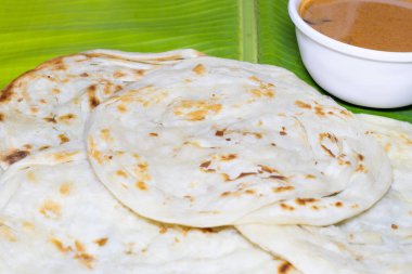 Muz yaprağında parotta ve salna servis edilir, Güney Hindistan Tamil nadu yemeği, sokak yemeği.