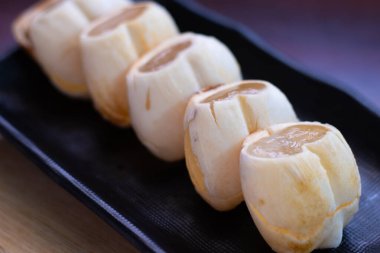 Buz elması ya da palmiye palmiyesi yaz boyunca sıcak ve susuz kalmak için servis edilen siyah tabakta tutulur.