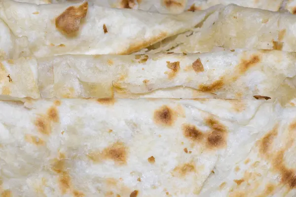 5 parotta birbiri ardına toplanmış, yakın çekim. Güney Hindistan Tamil Nadu sokak yemekleri