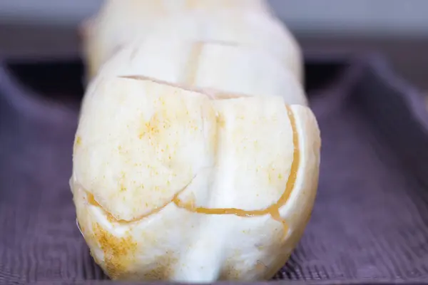 Buz elması ya da palmiye palmiyesi yaz boyunca sıcak ve susuz kalmak için servis edilen siyah tabakta tutulur.