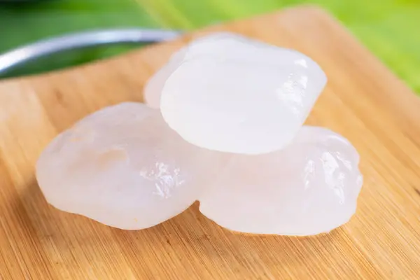 Tahta bir yüzeye dizilmiş taze buzlu elmanın yakın çekimi. 4 parça jöleli buz elması