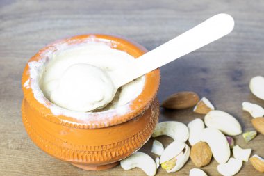 Tahta sehpada, bademli, kaju fıstıklı, şam fıstıklı mini çamurlu dondurma. Yaz ziyafeti.