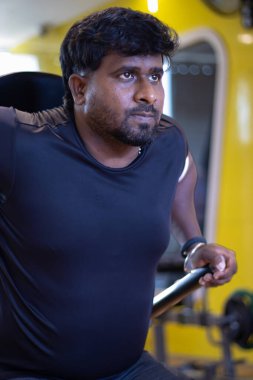 Genç yakışıklı adam göğüs, omuzlar ve kol kasları için vücut gücü ve kas gelişimini arttırmak için çift çubuk ya da paralel çubuklar hazırlıyor..