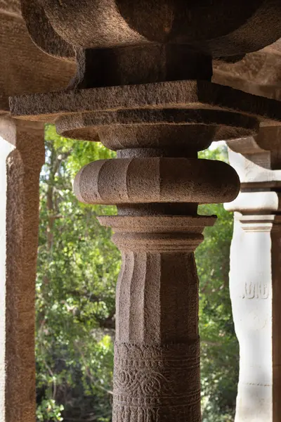 Mahabalipuram sütunları antik tapınakta bulundu. Güzel.