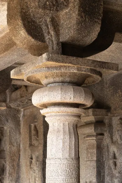 Mahabalipuram sütunları antik tapınakta bulundu. Güzel.