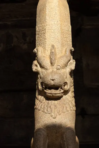 Mahabalipuram aslan sütun mimarisi bir g içinde ele geçirildi