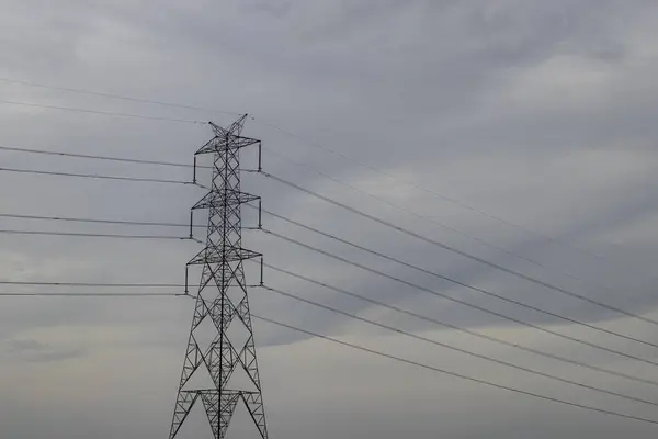 Kule arasında yüksek voltajlı elektrik iletiyor. 