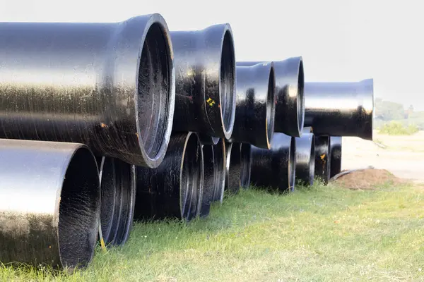 Devasa boyutlardaki siyah renkli silindirik çekirdekler bir yığın halinde düzenlenir