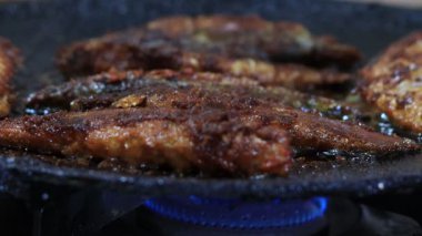 Taze balık, fındık yağı ile doldurulmuş siyah demir bir tawa kullanarak kızartılan deniz ürünleri. Güney Hindistan usulü balık kızartma hazırlığı.