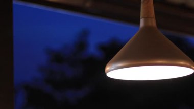 Lokantada ya da kafeteryada parlak beyaz bir ışık var.