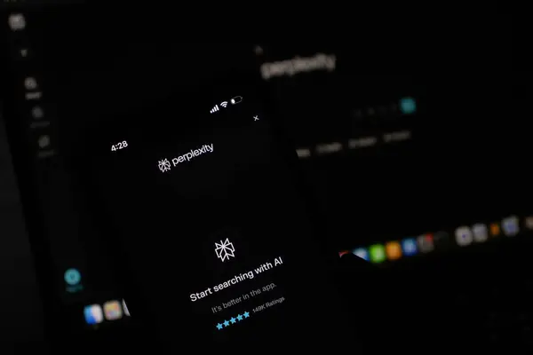 Karışıklık: Mobil ekranda bir yapay zeka arama motoru