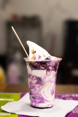 Canlı, mor renkli, frenk üzümü aromalı falooda