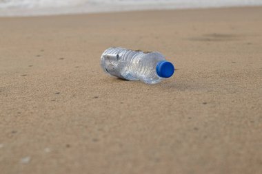 Plaja atılan boş plastik watt şişesi p oluşturur.