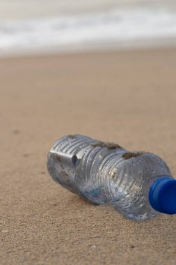 Plaja atılan boş plastik watt şişesi p oluşturur.
