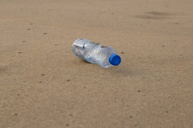 Plaja atılan boş plastik watt şişesi p oluşturur.