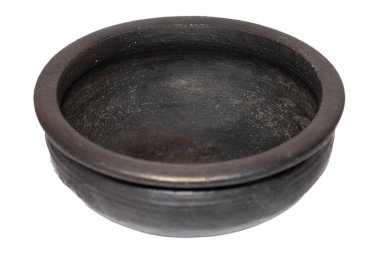 Siyah renkli çamur tenceresi beyaz arkaplanda izole edilmiş.