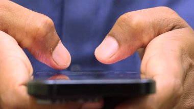 Adam parmaklarını akıllı telefon ekranını çalmak için kullanıyor. Sosyal medya bağımlılığı. 