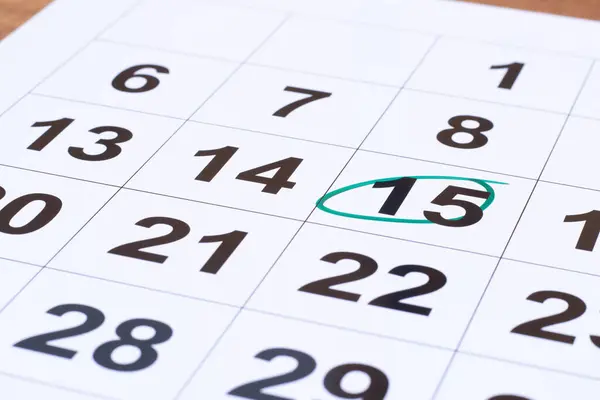Takvimde, 15 numara yeşil kolo ile işaretlenmiş ve işaretlenmiş.