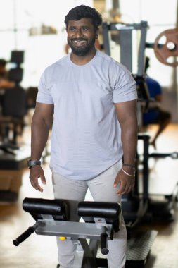 Vücut ağırlığını azaltmak için Mutlu Yakışıklı jimnastik salonu portresi