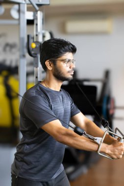 Vücut ağırlığını düşürmek için yakışıklı spor salonunun portresi.