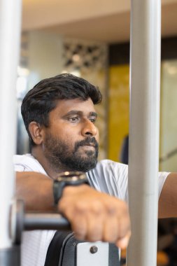 Vücut ağırlığını düşürmek için yakışıklı spor salonunun portresi.