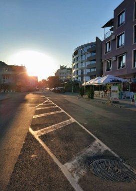 Güneşin doğuşu, yolun ortasından manzara