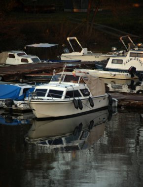 Nehirdeki beyaz gemiler yansımalarında