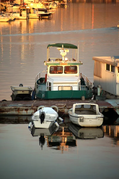 Одна Большая Две Маленькие Лодки Реке — стоковое фото