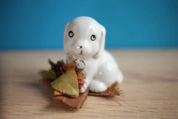 stock image a sculpture of a white dog looking affectionately