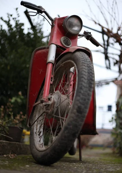 Retrato Uma Antiga Motocicleta Vermelha — Fotografia de Stock