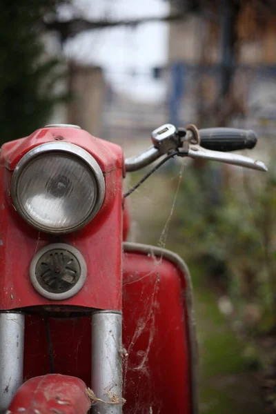 Červené Staré Motorce Kde Můžete Vidět Světlo Pavučiny Motoru Popředí — Stock fotografie