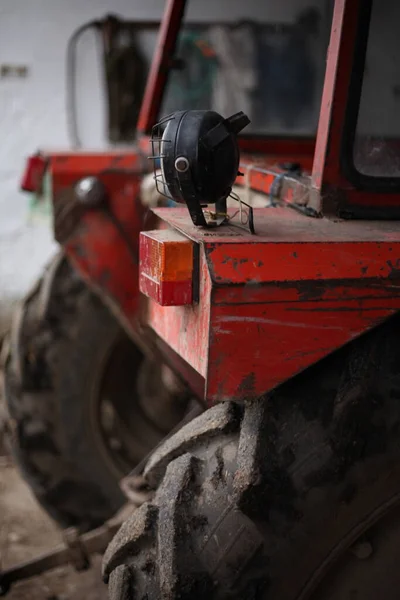 Část Červeného Traktoru Kde Můžete Vidět Zadní Světlo Velké Pneumatiky — Stock fotografie