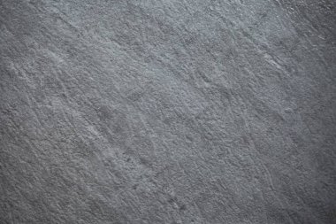 Duvardaki gri duvar kağıdının elli tonu