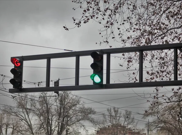a traffic light with a green light for the right and a red light for the left
