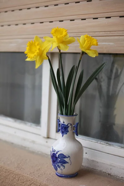 Evin Penceresinin Yanındaki Duvarda Mavi Beyaz Vazoda Sarı Çiçekler Var — Stok fotoğraf