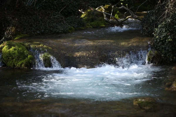Ein Kleiner Wasserfall Das Wasser Direkt Den Fluss Fällt Das — Stockfoto