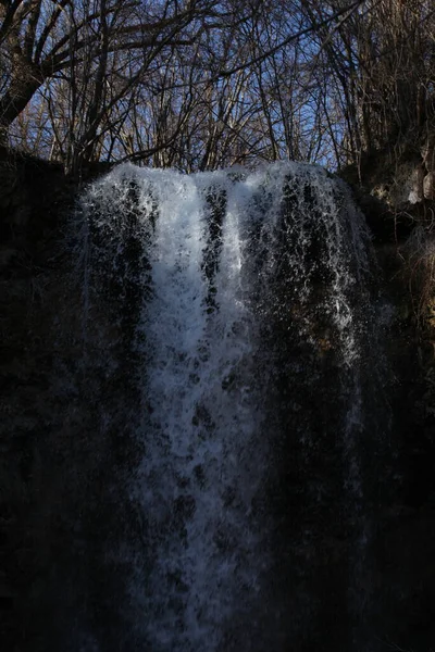 Uma Grande Cachoeira Com Água Clara Árvores Com Galhos Acima — Fotografia de Stock